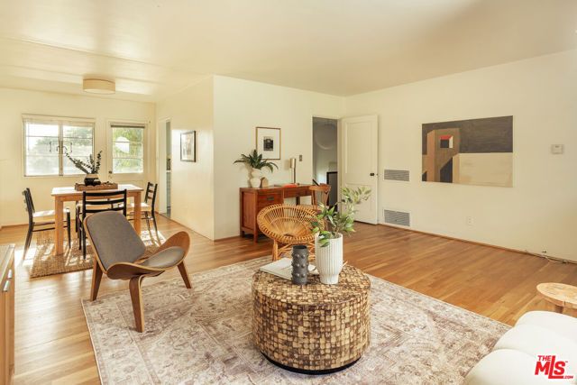 5589 Village, Los Angeles, CA 90016
