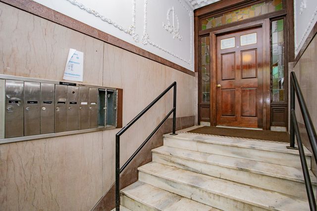 1050 W Byron Street 2W, Chicago, IL 60613