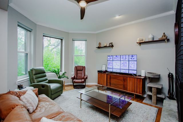 1050 W Byron Street 2W, Chicago, IL 60613