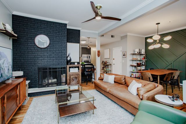 1050 W Byron Street 2W, Chicago, IL 60613