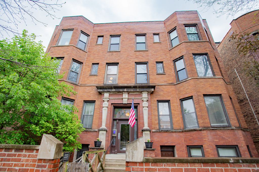 1050 W Byron Street 2W, Chicago, IL 60613