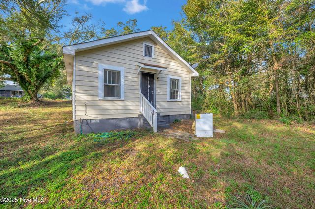 610 N Caswell Avenue, Southport, NC 28461