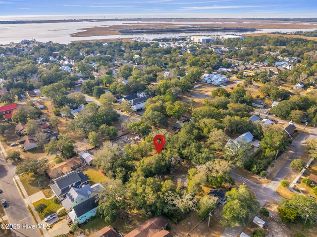 610 N Caswell Avenue, Southport, NC 28461