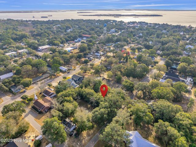 610 N Caswell Avenue, Southport, NC 28461