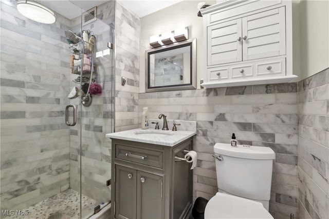 12520 Edgewater Drive 401, Lakewood, OH 44107