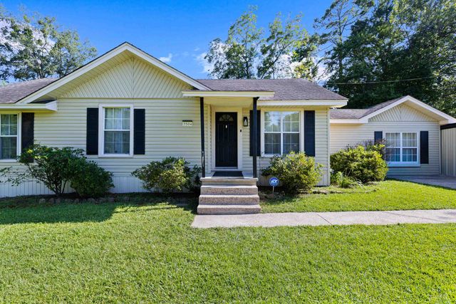 3504 Eastmoor Dr, Marshall, TX 75670