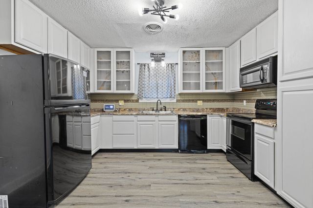 3504 Eastmoor Dr, Marshall, TX 75670