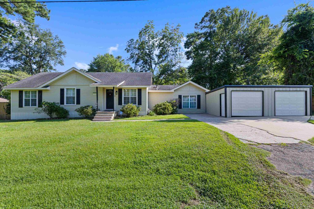 3504 Eastmoor Dr, Marshall, TX 75670