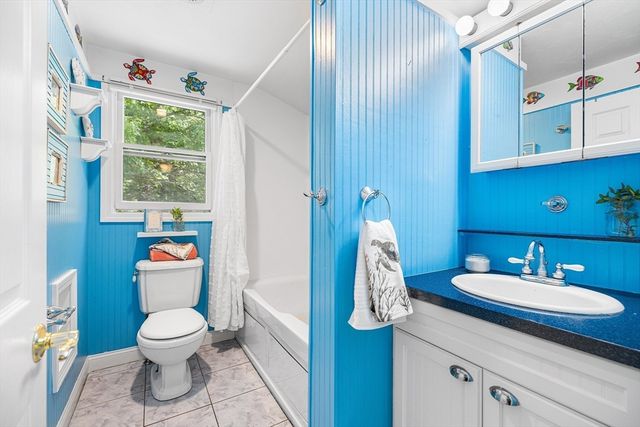 71 Cains Hill Dr, Taunton, MA 02718