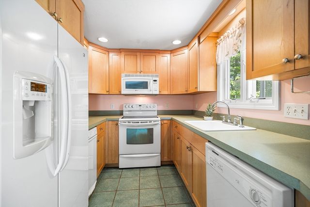 71 Cains Hill Dr, Taunton, MA 02718