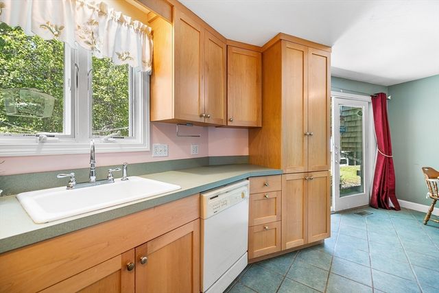 71 Cains Hill Dr, Taunton, MA 02718