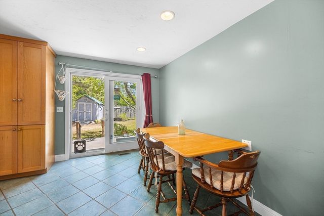 71 Cains Hill Dr, Taunton, MA 02718