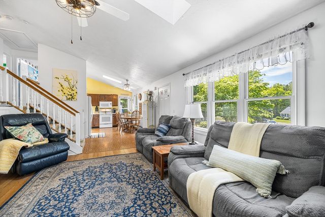 71 Cains Hill Dr, Taunton, MA 02718