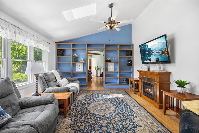 71 Cains Hill Dr, Taunton, MA 02718