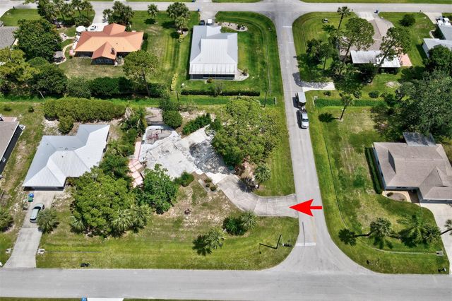 702 Lake Dr, Sebastian, FL 32958