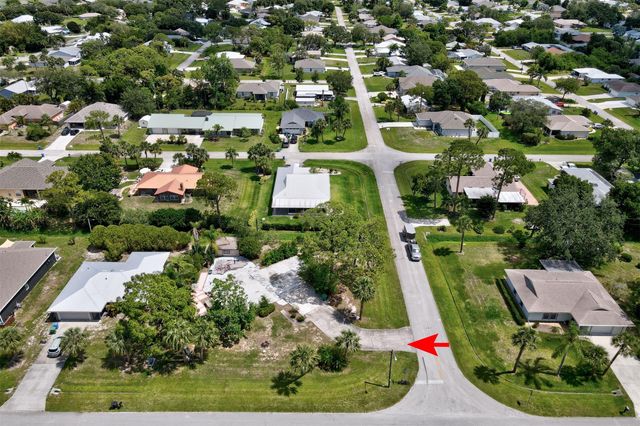 702 Lake Dr, Sebastian, FL 32958