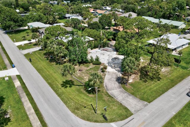 702 Lake Dr, Sebastian, FL 32958