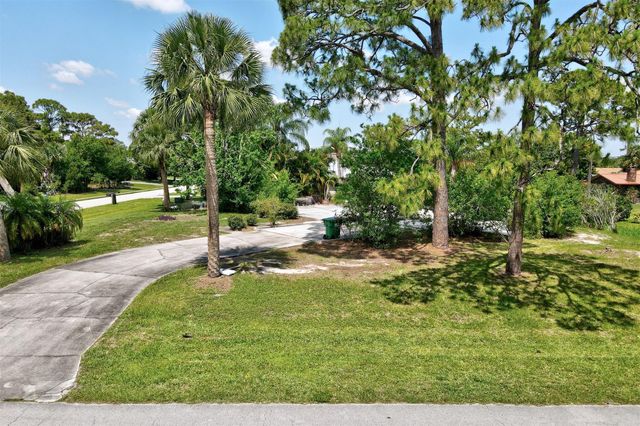 702 Lake Dr, Sebastian, FL 32958