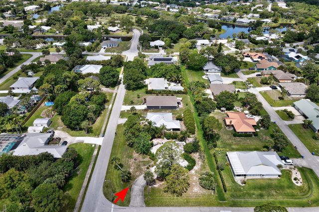 702 Lake Dr, Sebastian, FL 32958