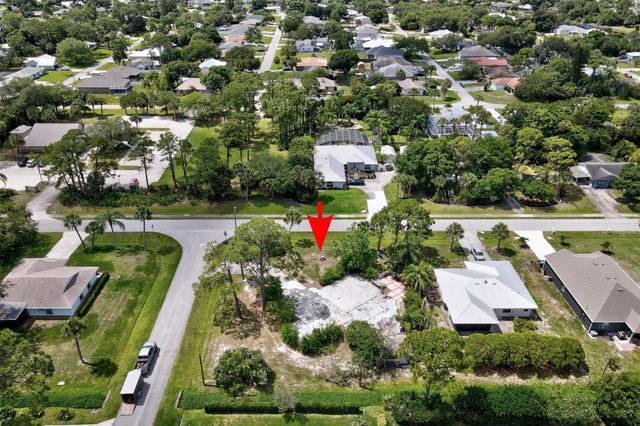 702 Lake Dr, Sebastian, FL 32958