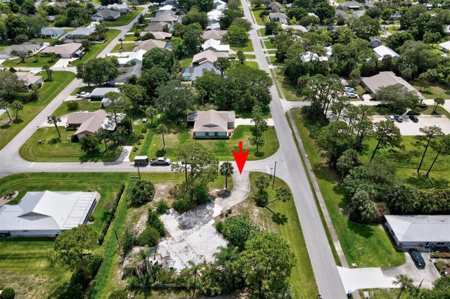 702 Lake Dr, Sebastian, FL 32958