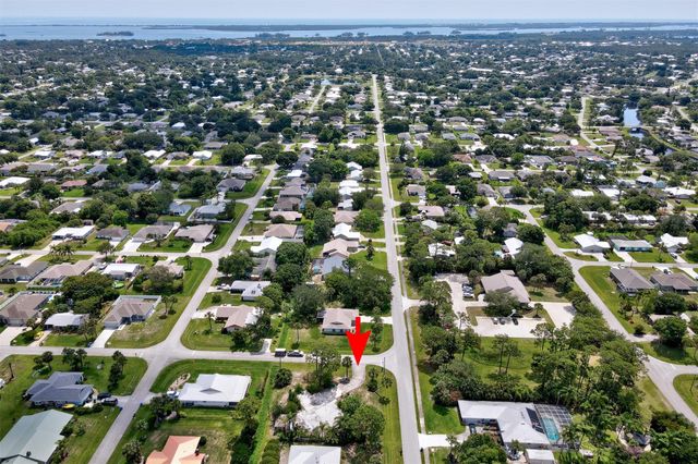 702 Lake Dr, Sebastian, FL 32958