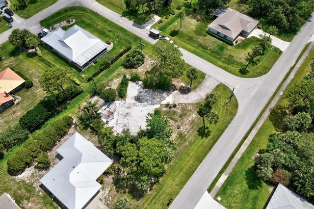 702 Lake Dr, Sebastian, FL 32958