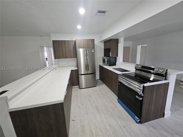 700 NE 7th St, Pompano Beach, FL 33060