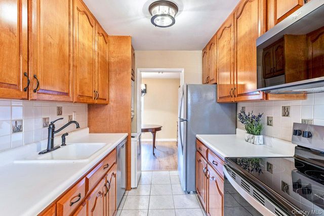 705 Cabot Court W, Saint James, NY 11780