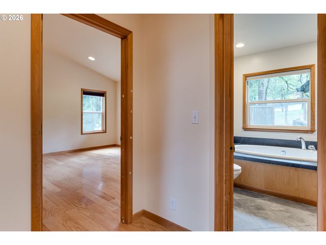 2890 CHAMBERS St, Eugene, OR 97405
