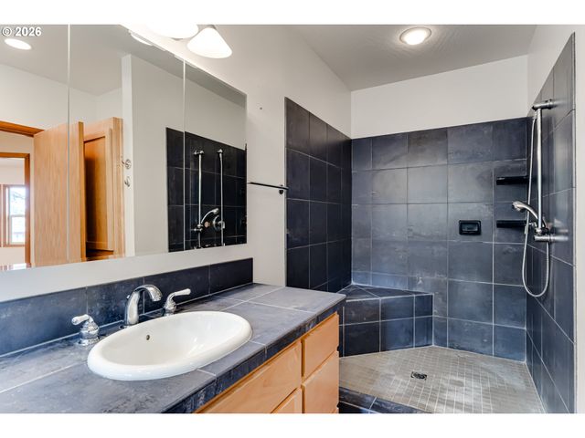 2890 CHAMBERS St, Eugene, OR 97405