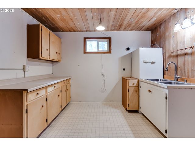 2890 CHAMBERS St, Eugene, OR 97405