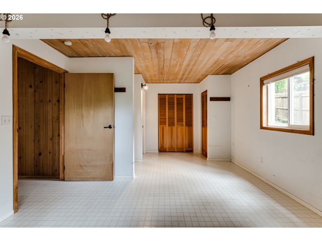 2890 CHAMBERS St, Eugene, OR 97405