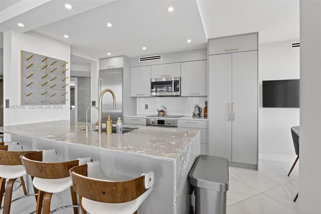 1000 W Island Blvd 1009, Aventura, FL 33160