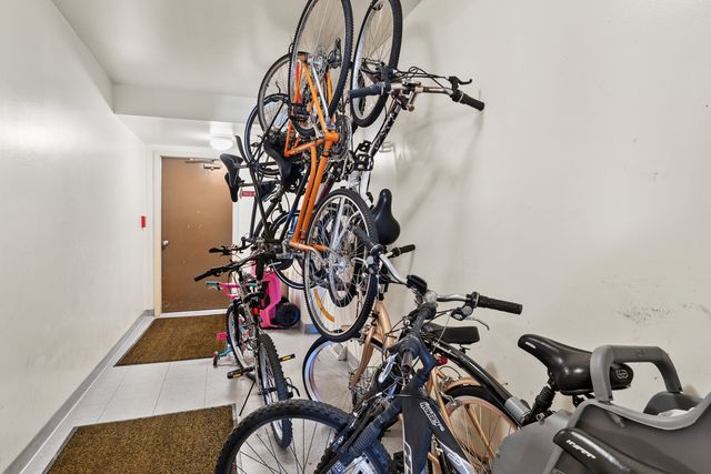 6818 Roberts Drive 6, Woodridge, IL 60517