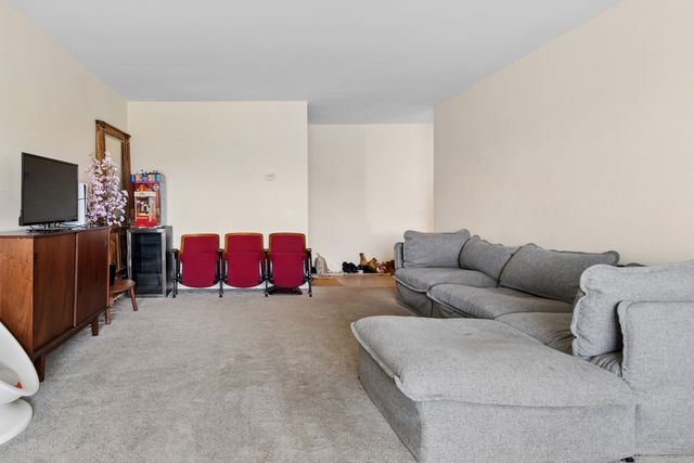 6818 Roberts Drive 6, Woodridge, IL 60517