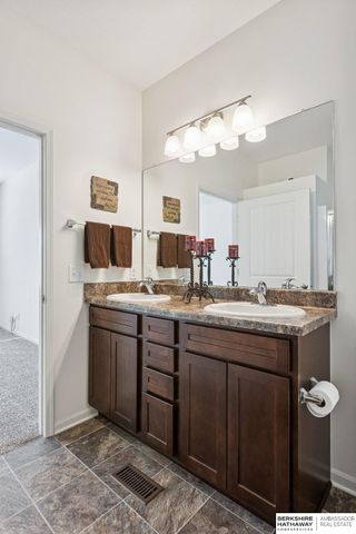 8006 S 190th Street, Omaha, NE 68136