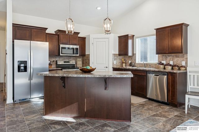 8006 S 190th Street, Omaha, NE 68136