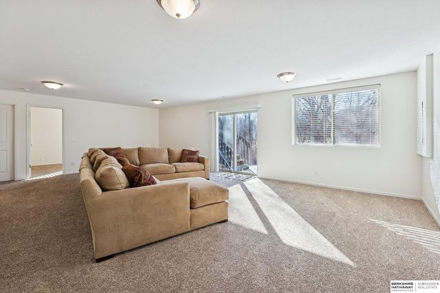 8006 S 190th Street, Omaha, NE 68136