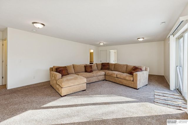 8006 S 190th Street, Omaha, NE 68136