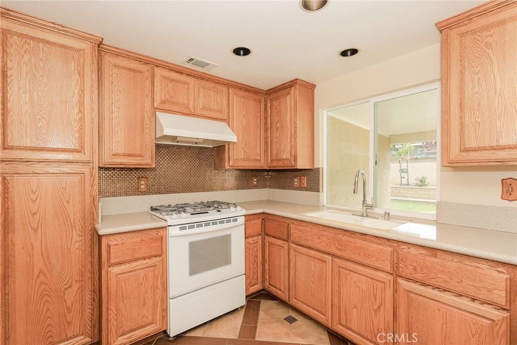 Image 7 of property listing at 2150 S Buena Vista, Corona, CA 92882