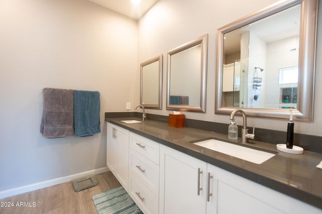 533 W HARWELL Road, Phoenix, AZ 85041