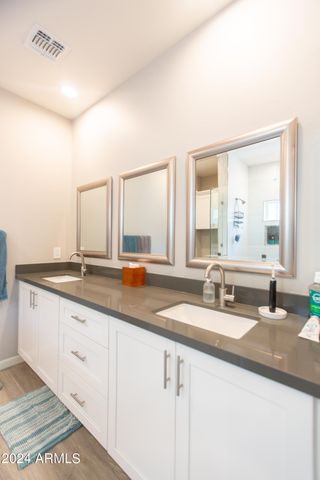 533 W HARWELL Road, Phoenix, AZ 85041