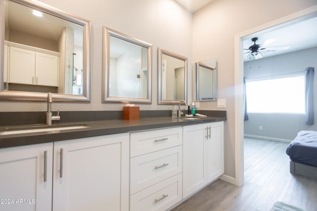 533 W HARWELL Road, Phoenix, AZ 85041