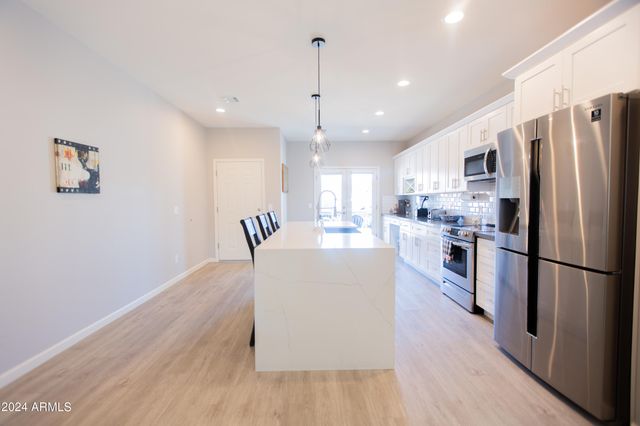 533 W HARWELL Road, Phoenix, AZ 85041