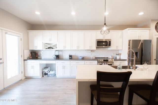 533 W HARWELL Road, Phoenix, AZ 85041
