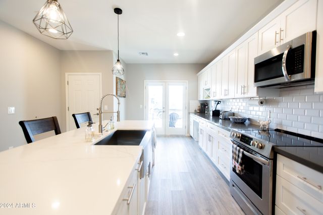 533 W HARWELL Road, Phoenix, AZ 85041