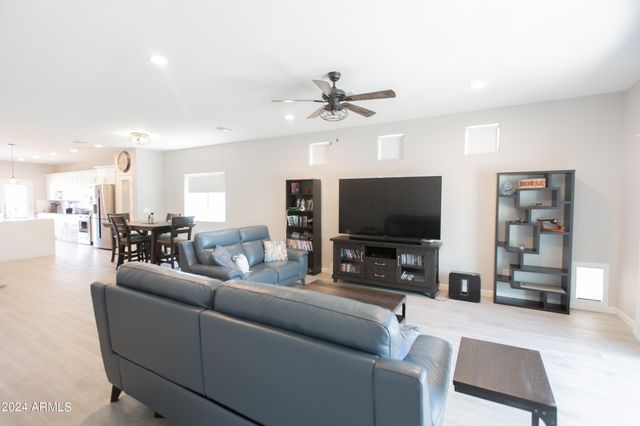 533 W HARWELL Road, Phoenix, AZ 85041
