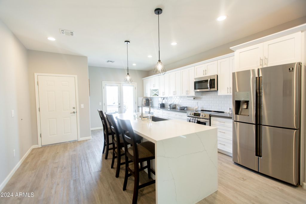 533 W HARWELL Road, Phoenix, AZ 85041