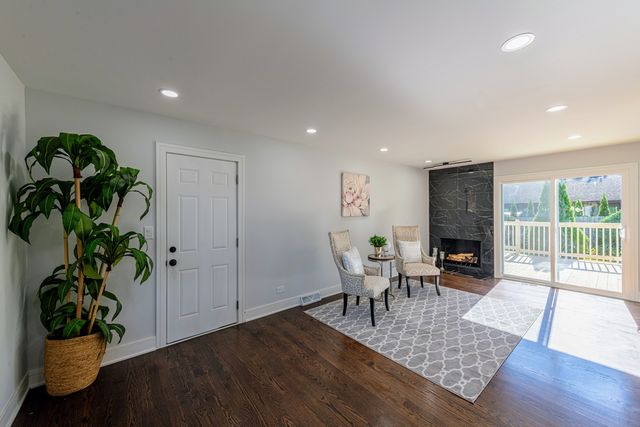 380 Ventura Club Drive, Roselle, IL 60172